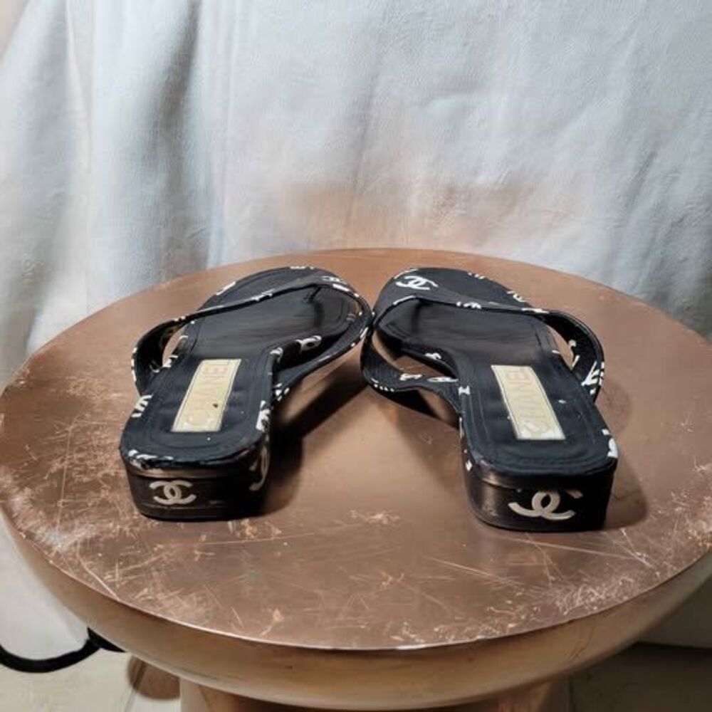 Chanel Black&White CC Logo
Women's Flip Flops/Sandals (Size 8) - Picture 3 of 4